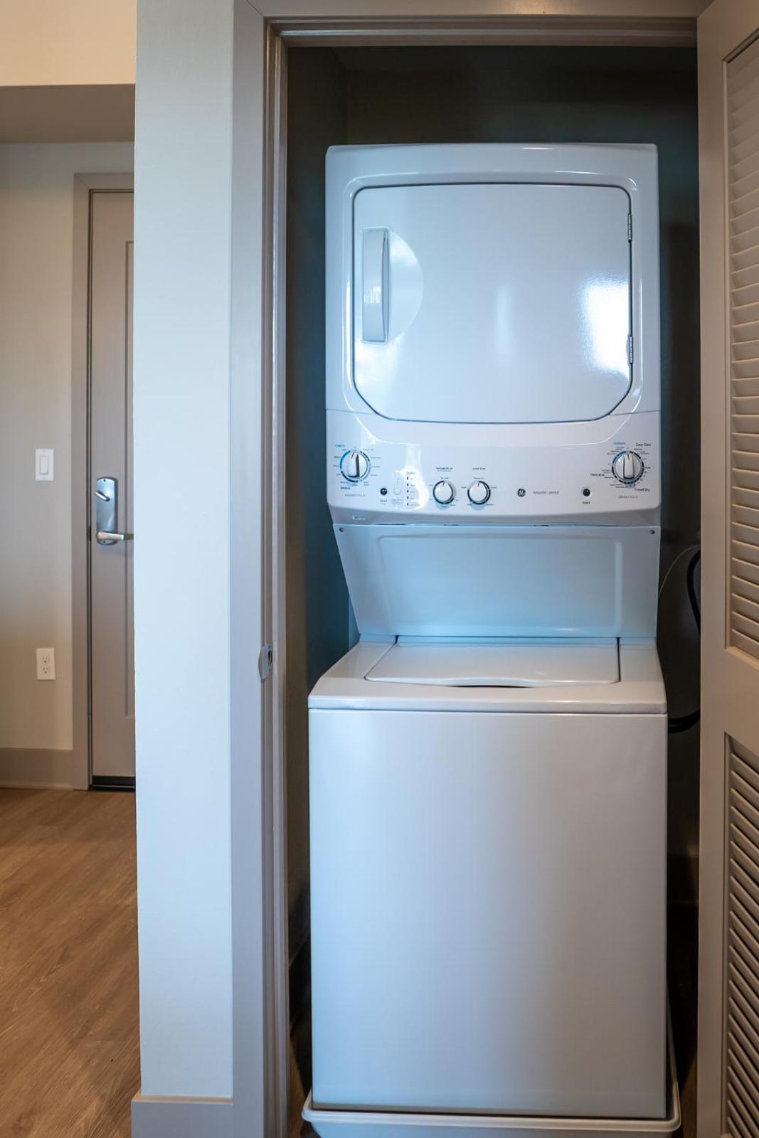 Superb 1BD DTLA Suite Main image 2